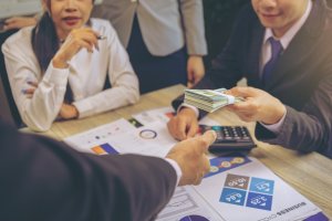 lender handing over cash advance
