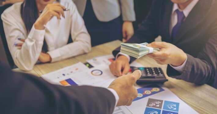 lender handing over cash advance